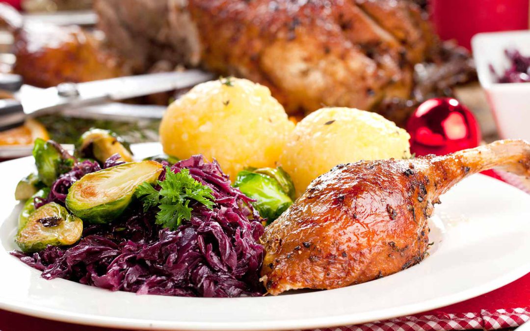 Entenkeule mit Rotkraut und Klößen beim Catering auf der Weihnachtsfeier